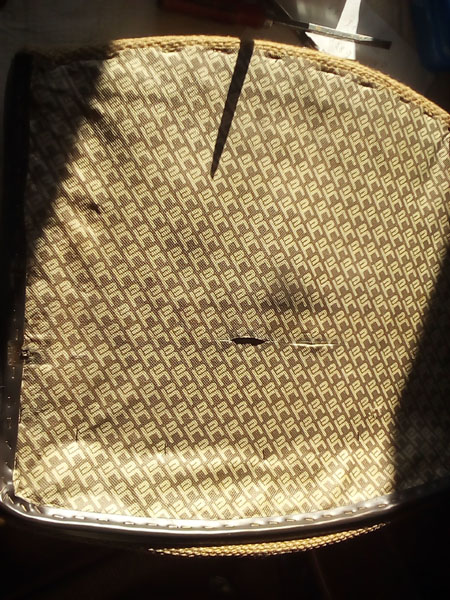 dessous du fauteuil